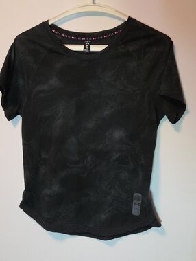 Under Armour Black Camo Athletic Tee Pink Logo Short Sleeve S